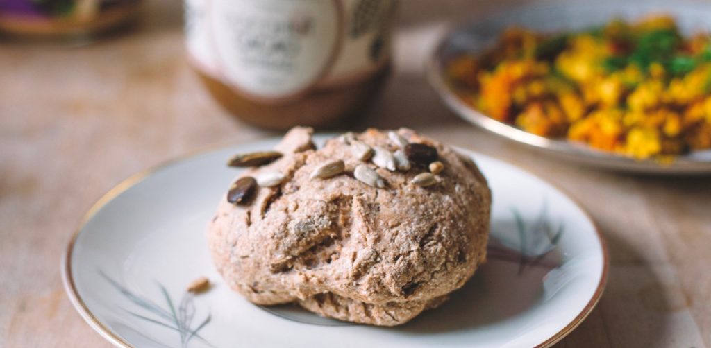 Mein Rezept für luftig knusprige vegane Brötchen ohne Weizen